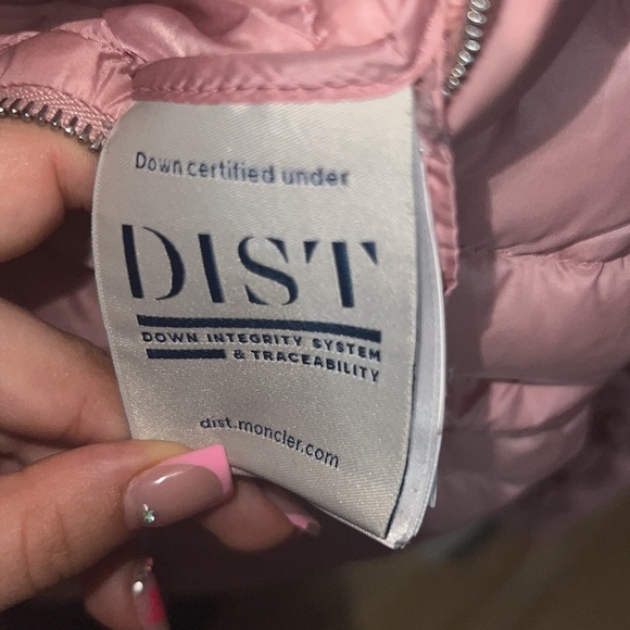 Authentic moncler women’s puffer coat - Picture 6 of 7